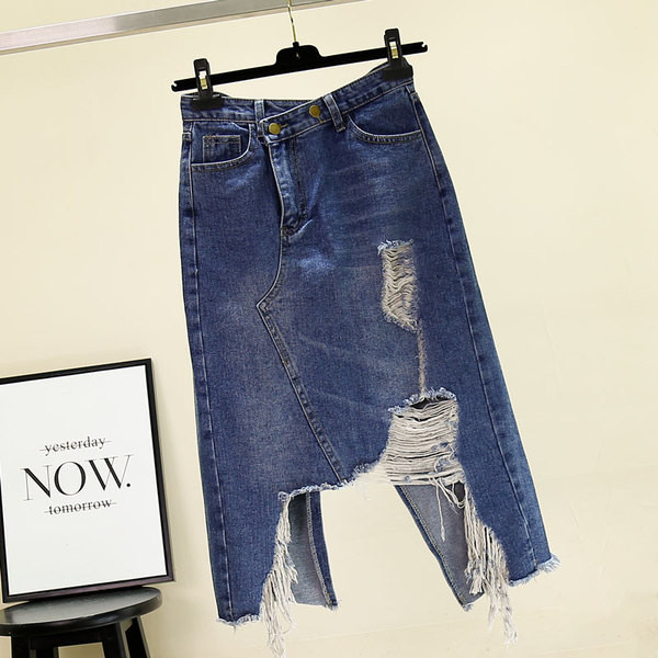 Aszimmetrikus farmerszoknya, magas derékkal, szakadt motívumokkal