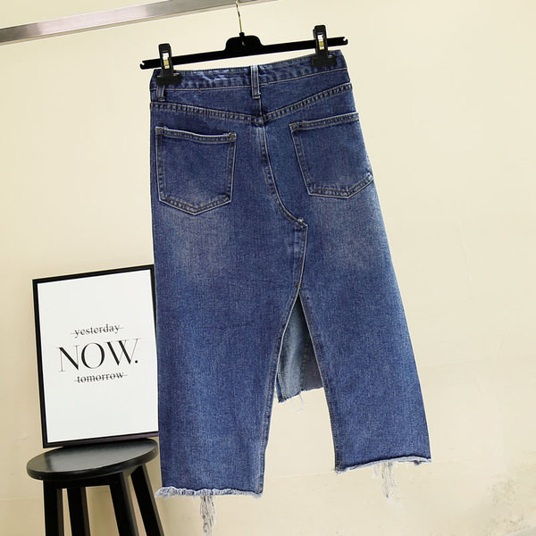 Aszimmetrikus farmerszoknya, magas derékkal, szakadt motívumokkal