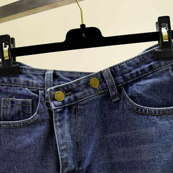 Aszimmetrikus farmerszoknya, magas derékkal, szakadt motívumokkal