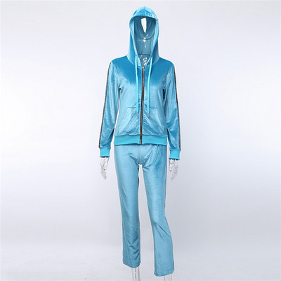 Echipa sportivă feminină din catifea în roz și albastru