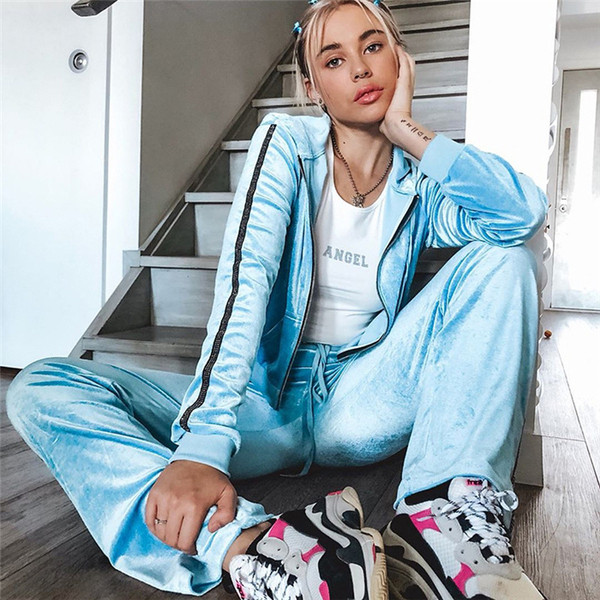 Echipa sportivă feminină din catifea în roz și albastru
