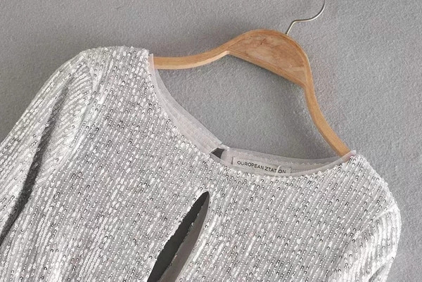 Rochie de dama cu paiete si decupaje de culoare argintie