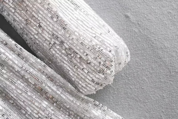 Rochie de dama cu paiete si decupaje de culoare argintie