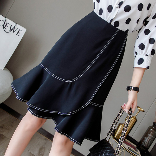 Aktuális női szoknya fehér és fekete - szabású modellben