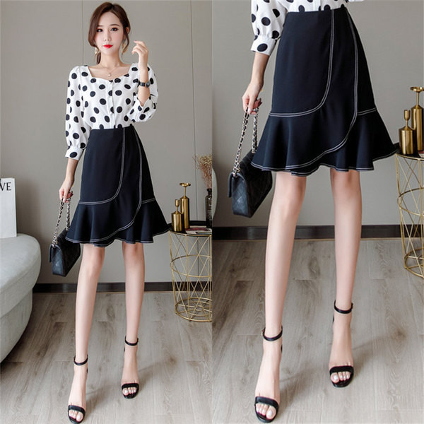 Aktuális női szoknya fehér és fekete - szabású modellben