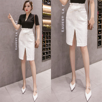 Modern, fehér színű női szoknya hasítékkal