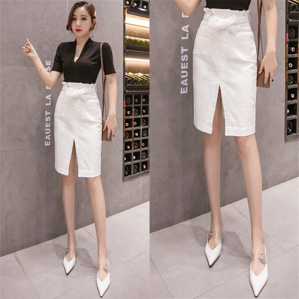 Modern, fehér színű női szoknya hasítékkal