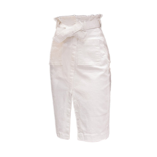 Modern, fehér színű női szoknya hasítékkal