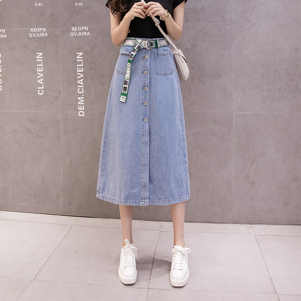 Modern női farmerszoknya kék színben, gombokkal