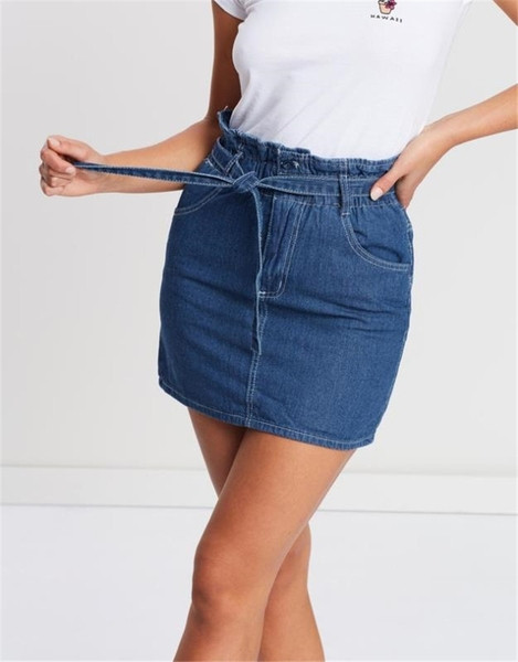 Alkalmi női farmerszoknya övvel