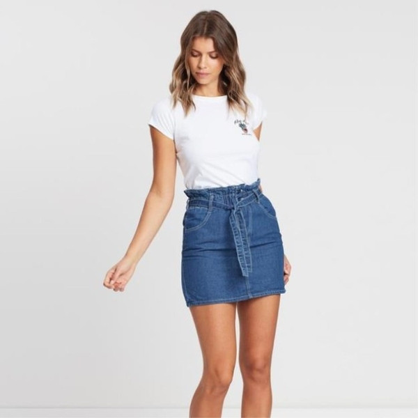 Alkalmi női farmerszoknya övvel