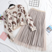 Korszerű női szett, melyben leopárdmintás pulóver és tüll és gyöngy szoknya található