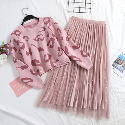 Korszerű női szett, melyben leopárdmintás pulóver és tüll és gyöngy szoknya található