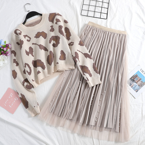 Korszerű női szett, melyben leopárdmintás pulóver és tüll és gyöngy szoknya található
