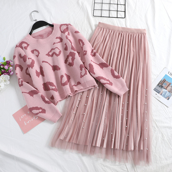 Korszerű női szett, melyben leopárdmintás pulóver és tüll és gyöngy szoknya található