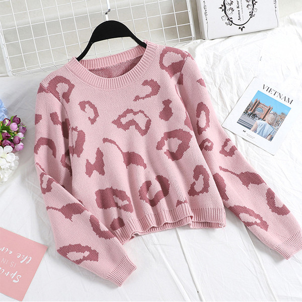 Korszerű női szett, melyben leopárdmintás pulóver és tüll és gyöngy szoknya található