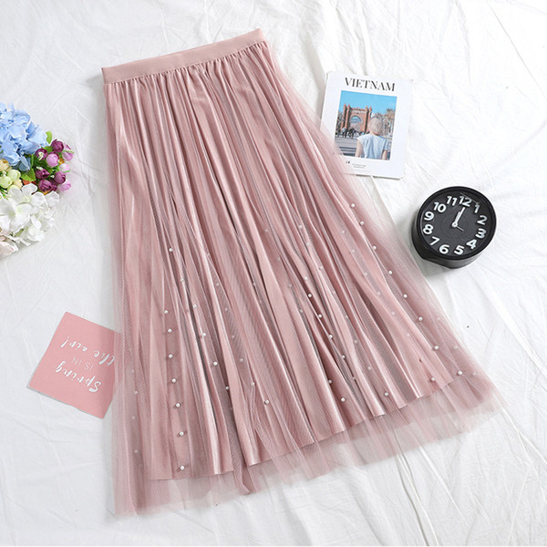 Korszerű női szett, melyben leopárdmintás pulóver és tüll és gyöngy szoknya található