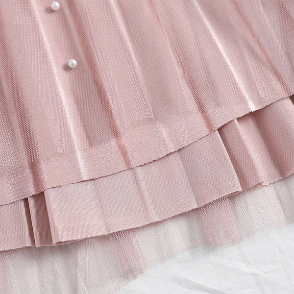 Korszerű női szett, melyben leopárdmintás pulóver és tüll és gyöngy szoknya található