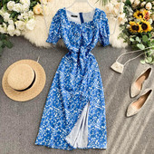 Rövid ujjú, színében virágmintás női ruha