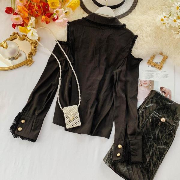 Set modern pentru femei care include o jachetă cu umerii deschiși și o fustă neagră