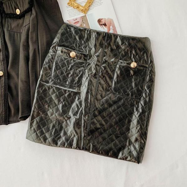 Set modern pentru femei care include o jachetă cu umerii deschiși și o fustă neagră