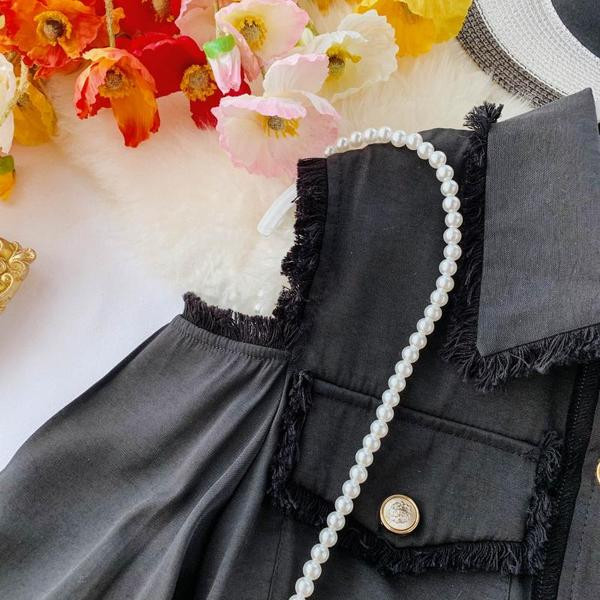 Set modern pentru femei care include o jachetă cu umerii deschiși și o fustă neagră