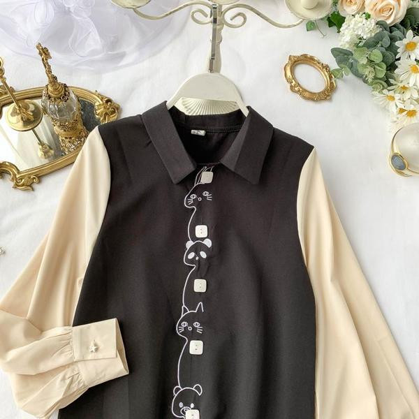 Stílusos női ruha gallérral és fekete hímzéssel