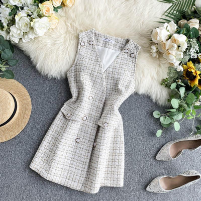 Stílusos női ruha V-nyakkal és gombokkal, két színben