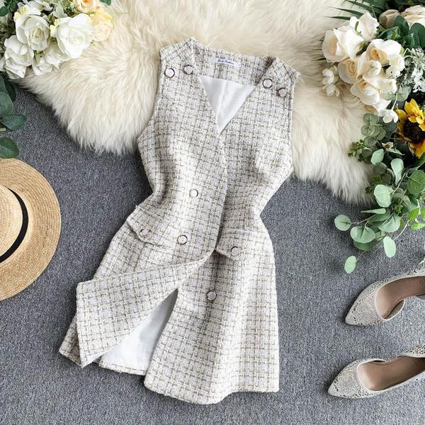 Stílusos női ruha V-nyakkal és gombokkal, két színben