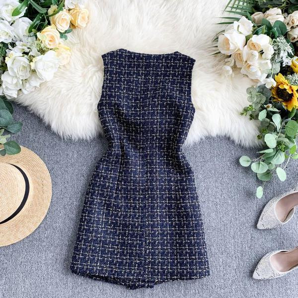 Stílusos női ruha V-nyakkal és gombokkal, két színben