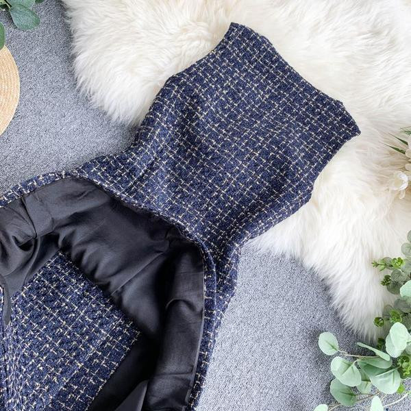 Stílusos női ruha V-nyakkal és gombokkal, két színben