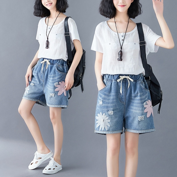 Pantaloni scurti de dama cu talie elastica si aplicatie