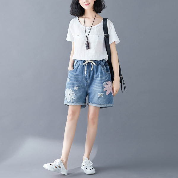 Pantaloni scurti de dama cu talie elastica si aplicatie