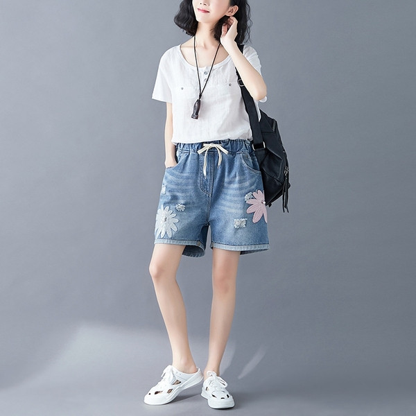 Pantaloni scurti de dama cu talie elastica si aplicatie