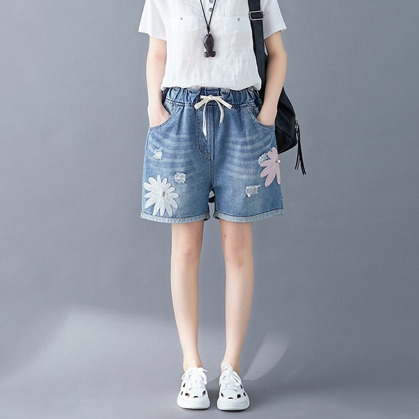 Pantaloni scurti de dama cu talie elastica si aplicatie