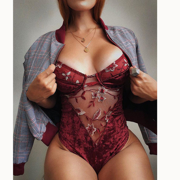 Stílusos női bársony test piros hímzéssel