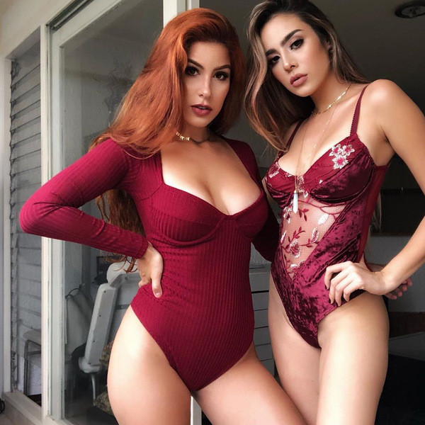 Stílusos női bársony test piros hímzéssel