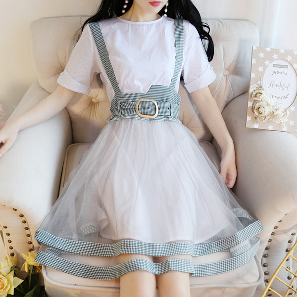 Modern női ruha magas derékkal, tülltel