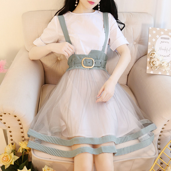 Modern női ruha magas derékkal, tülltel