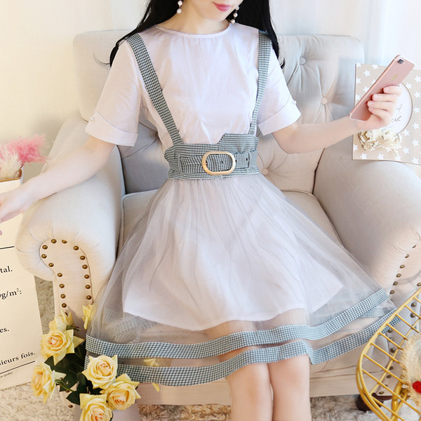 Modern női ruha magas derékkal, tülltel