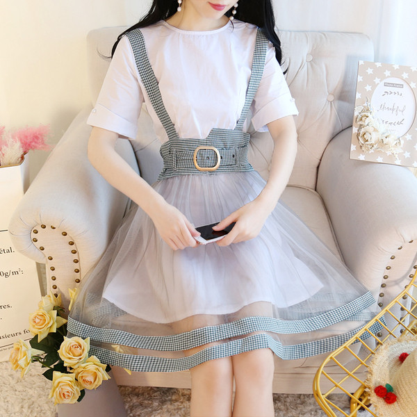 Modern női ruha magas derékkal, tülltel