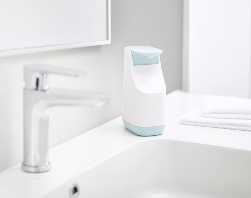 Kompakt szappanadagoló fürdőszobába és konyhába, fehér és kék színben