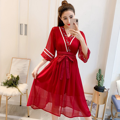 Modern női ruha két színben, hímzéssel