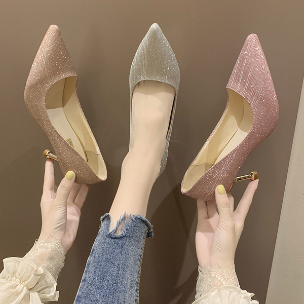 Vékony sarkú, fényes hatású, stílusos női cipő több színben