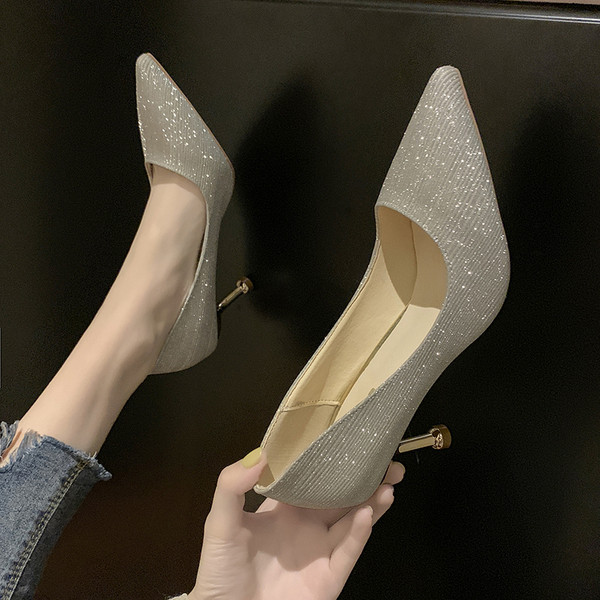 Vékony sarkú, fényes hatású, stílusos női cipő több színben
