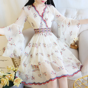 Modern női ruha két színben, virágmintával