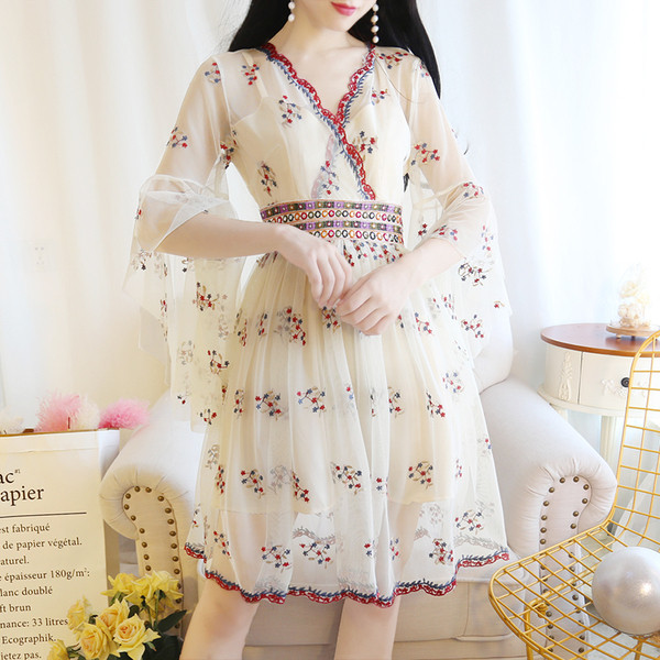 Modern női ruha két színben, virágmintával