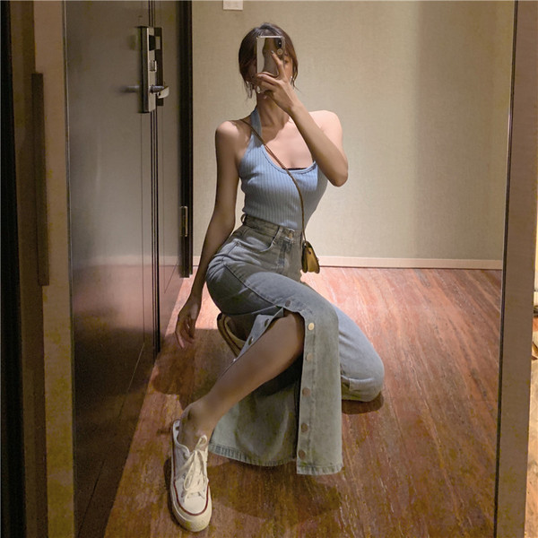 Blugi de dama actuali cu nasturi de culoare albastra