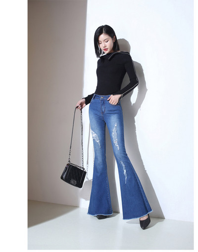 Stílusos női farmer szakadt motívumokkal fekete és kék színben