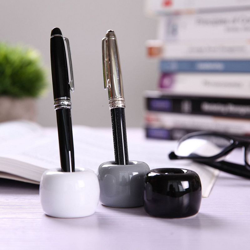 Suport mic din ceramică pentru stilou și periuță de dinți rotundă cu dimensiunea 3x3 cm - trei culori